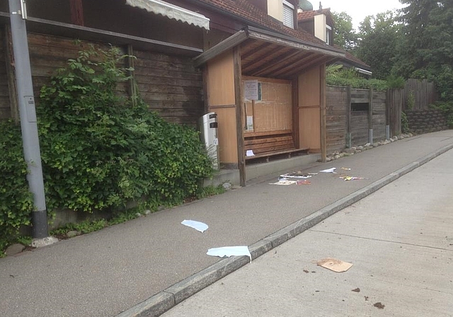 Bei der alten Kirche haben junge Erwachsene Plakate heruntergerissen. zVg

