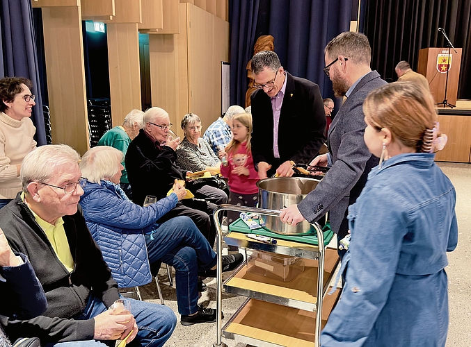 Service durch den Gemeinderat Die Gäste freuts. 