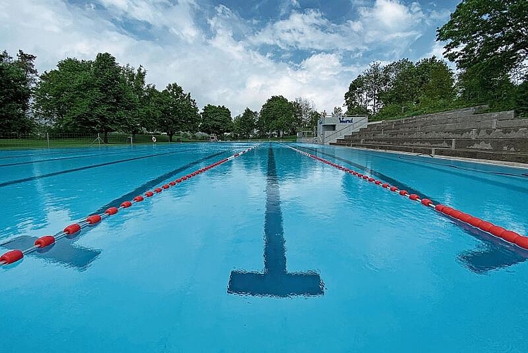 Schwimmbecken ist nach der Entleerung und Reinigung gefüllt und seit einer Woche bereit zum Baden. Aufnahme 1.5.2024/Melanie Bär