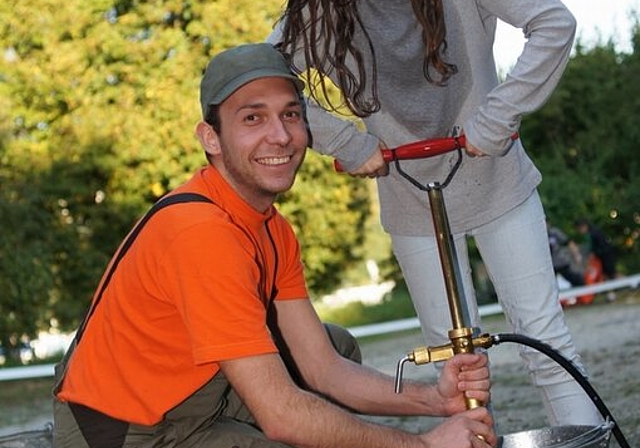 Kevin Schmale bringt den Kindern den Umgang mit der Wasserspritze bei.  Fotos: Pascal Häusermann