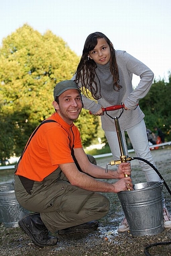 Kevin Schmale bringt den Kindern den Umgang mit der Wasserspritze bei.  Fotos: Pascal Häusermann