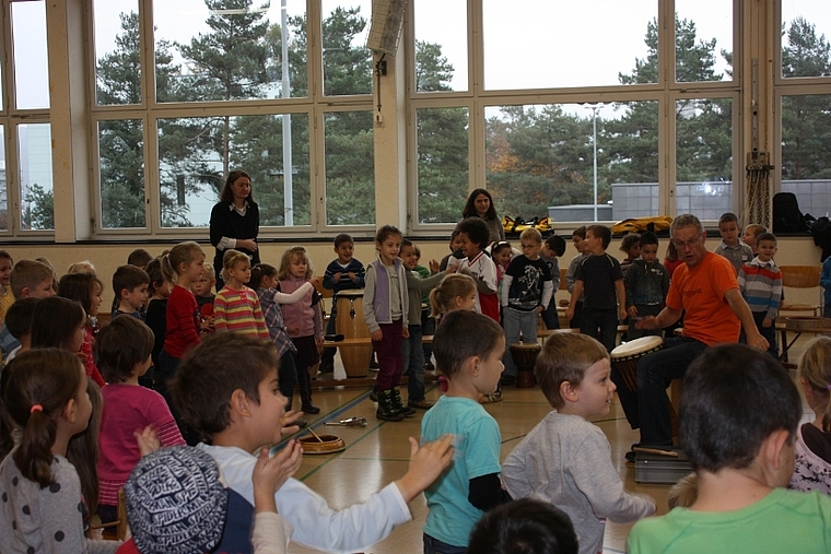 Percussionsworkshop mit Matthias Schiesser und Kindergärtlern. Foto: zVg