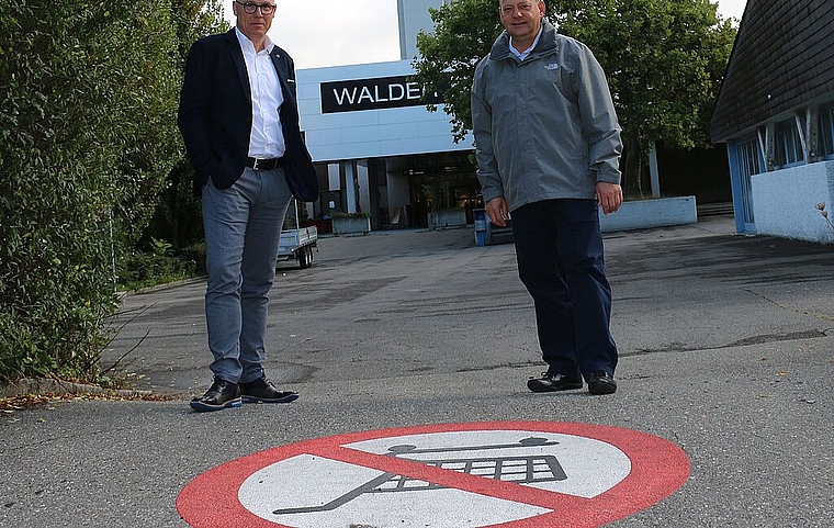 Shoppi-Tivoli-Chef Patrick Stäuble und der Spreitenbacher Gemeindepräsident Valentin Schmid (r.) vor dem Verbotsschild. bär