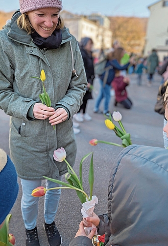 Sie freut sich über das Blumengeschenk der Kinder. zVg Sie freut sich über das Blumengeschenk der Kinder. zVg