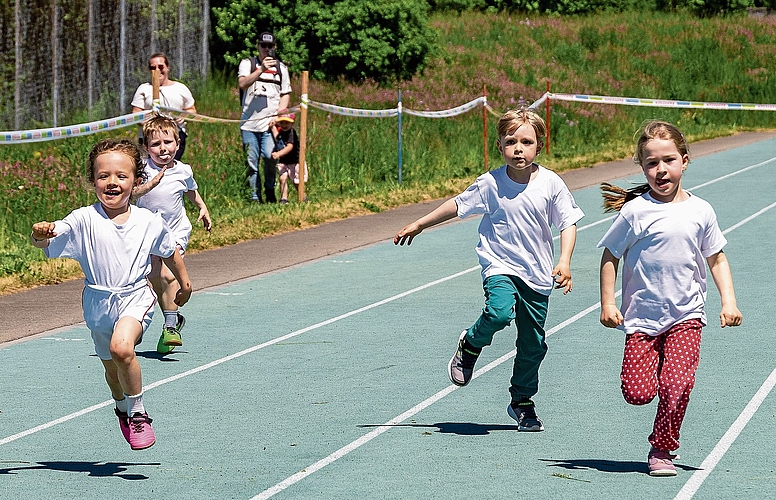 Die Kleinsten messen sich im 60-Meter-Lauf.