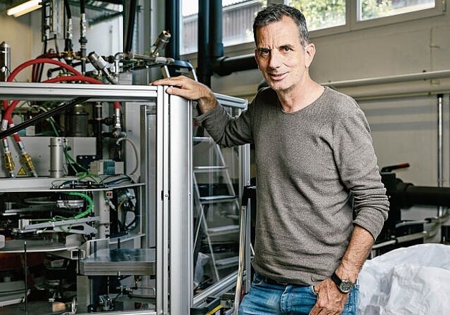 Presst bald Platten: Geschäftsleitungsmitglied Stephan Heim zeigt das 350000 Franken teure Presswerk. Valentin Hehli
