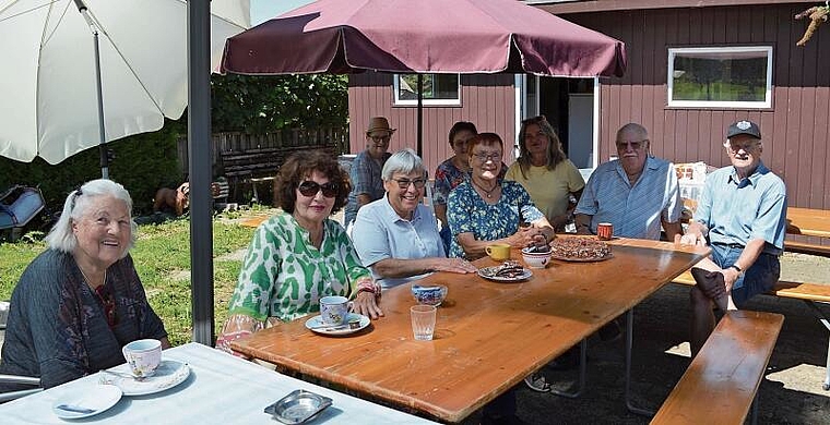 Gastgeberin Gertrud Ladurner (4.v.l.) mit ihren Gästen, darunter auch Gemeinderätin Christine Gisler (gelbes Shirt).ihk