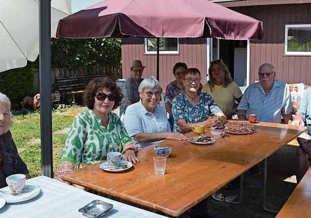 Gastgeberin Gertrud Ladurner (4.v.l.) mit ihren Gästen, darunter auch Gemeinderätin Christine Gisler (gelbes Shirt).ihk