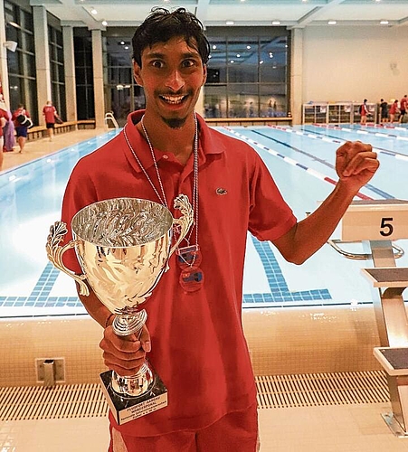 Gautham Sivanesan freut sich über den Wanderpokal (nebst den gewonnenen Medaillen um seinen Hals).gk