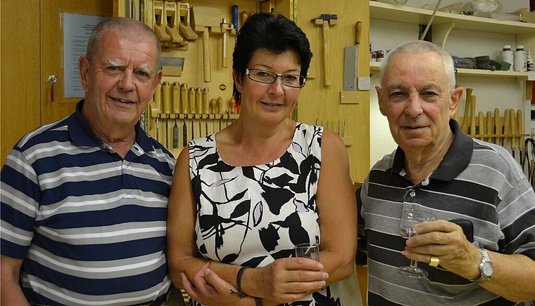 Feiern Jubiläum: Dieter Pohle (l.) und Ronnie Hoffmann (r.) von der Freizeitwerkstatt «Holzwurm» mit Gemeinderätin Doris Schmid. Foto: ll