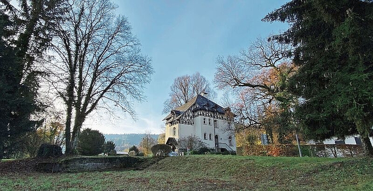 Die Villa Ermitage steht auf einer von zwei gemeindeeigenen Parzellen in der Webermühle in Neuenhof. Melanie Bär