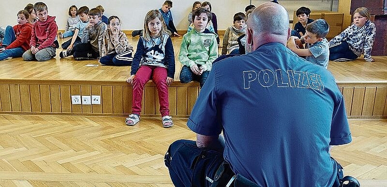 Polizist Michael Krassnig im Gespräch mit Schülerinnen und Schülern aus dem Schulhaus Altenburg. (Bild: zVg)