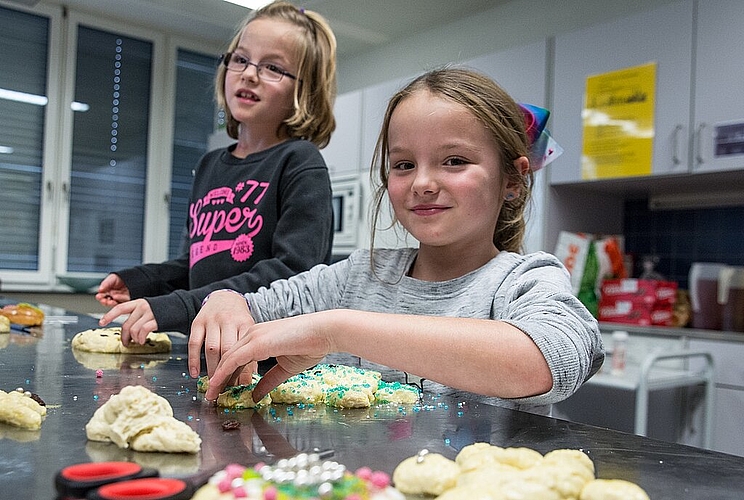 Aus Teigklumpen sind bunte, glitzernde Grittibänzen, Schnecken und Igel entstanden. Fotos: Barbara Scherer
