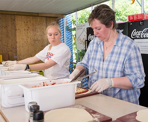 STV-Mitglieder präparieren Pizzas. (bsc)

