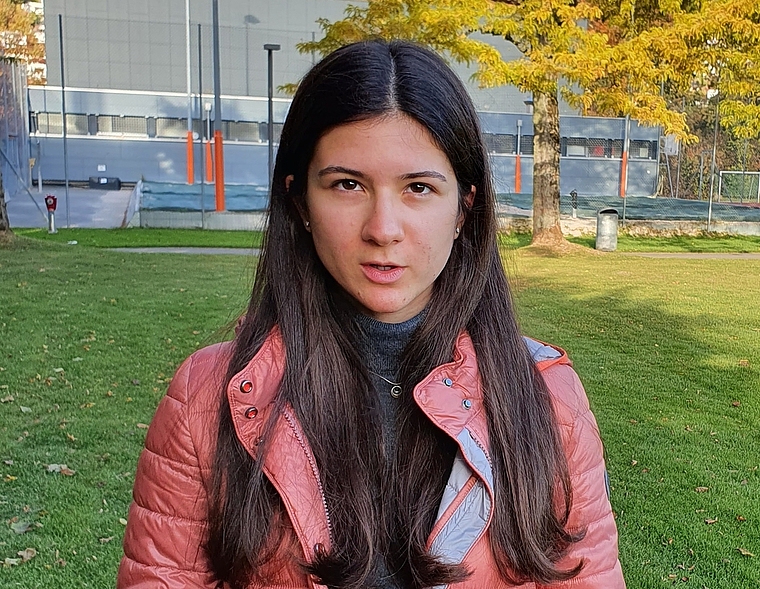 Jungtalent Ema Savic auf der grossen Wiese hinter der Kanti Baden. (Bild: Robin Schwarz)