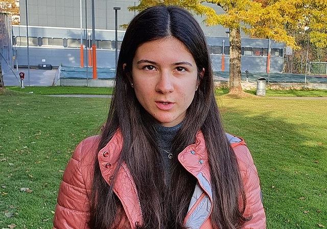 Jungtalent Ema Savic auf der grossen Wiese hinter der Kanti Baden. (Bild: Robin Schwarz)