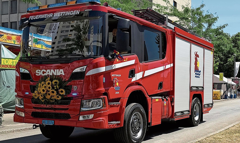 Das neue TLF der Feuerwehr Wettingen wird vorgefahren. Fotos: Gaby Kost Das neue TLF der Feuerwehr Wettingen wird vorgefahren. Fotos: Gaby Kost