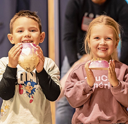 Mit viel Freude präsentieren diese beiden Kinder ihre geschnitzte Räbe. Mit viel Freude präsentieren diese beiden Kinder ihre geschnitzte Räbe.