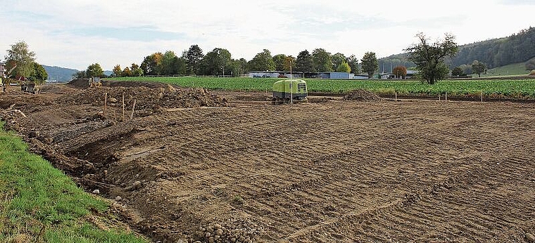 Östlich des Rasenplatzes «Ländli», unweit der Schule Würenlos, entstehen eine 100-Meter-Laufbahn und ein Verbindungsweg zum Schwimmbad Wiemel. Die Arbeiten sollen im kommenden Frühling abgeschlossen sein.Rahel Bühler