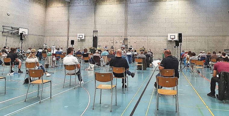 Die Turnhalle Seefeld war an diesem Abend weder besonders gut noch besonders schlecht besucht. (Bild: Robin Schwarz)