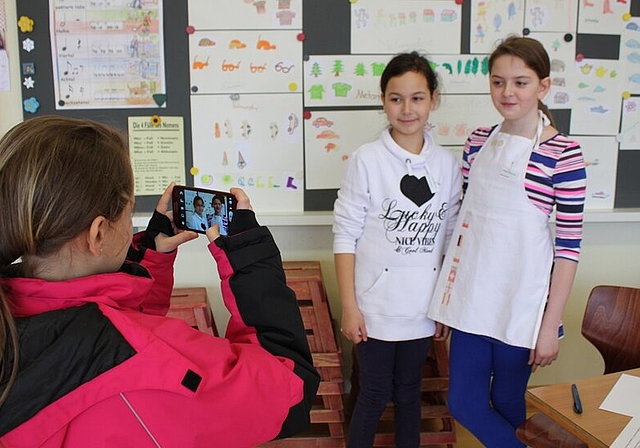 Martina fotografiert Tatjana und Arilona für die Schülerzeitung (v.l.). Foto: bär
