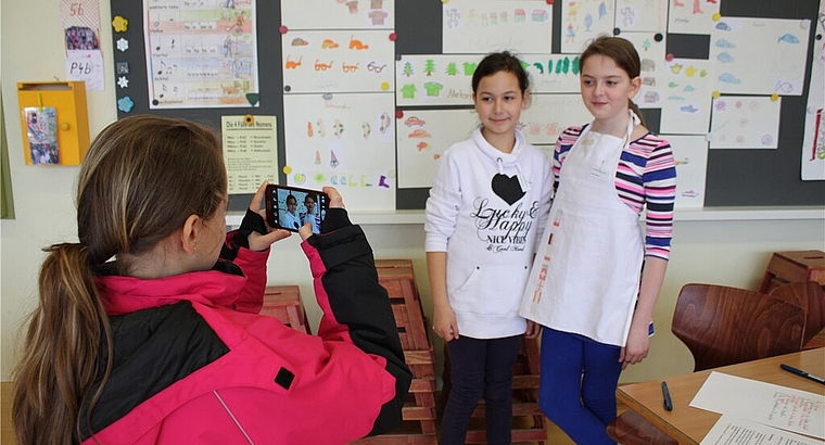 Martina fotografiert Tatjana und Arilona für die Schülerzeitung (v.l.). Foto: bär