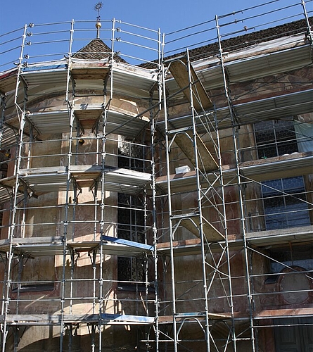 Die Wandmalerei erstreckt sich auf der ganzen Fassade der Klosterkirche.
