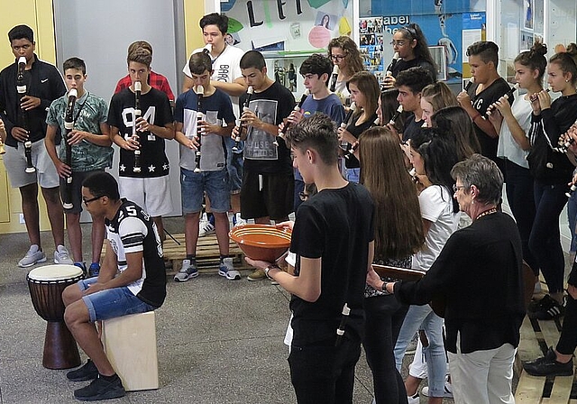 Musiksprache Die Abschlussklassen der Realschule R4a (von Käthi Häfliger) und R4b (von Heinz Ackle) bereichern die Preisübergabe mit ihren Flöten – von der Garklein- bis zur Bassblockflöte.Fotos: Mü
