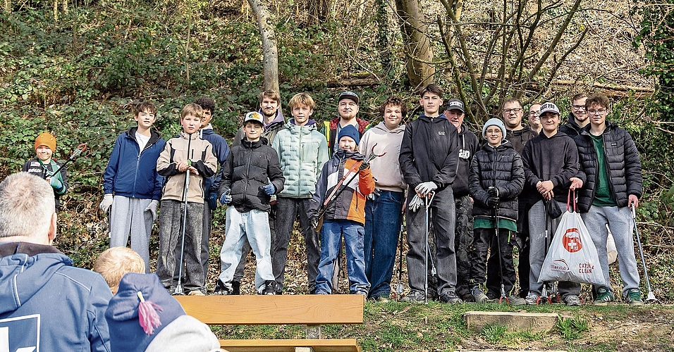 13 Jungfischer und ihre Betreuer nach der Abgabe der vollen Abfallsäcke ins Transportboot.