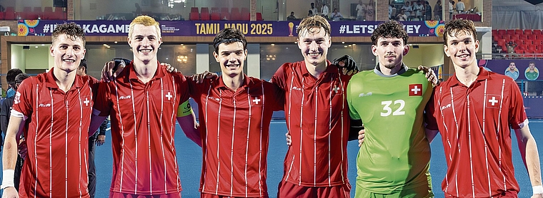 An der Landhockey-U21-Weltmeisterschaft in Indien: (v.l.) Jonathan Kleschin, Jens Flück (Captain), Alessio Brunold, Max Fischbach, Timo Graf (Goalie) und Cedrix Eichenberger. Alfred Wälti