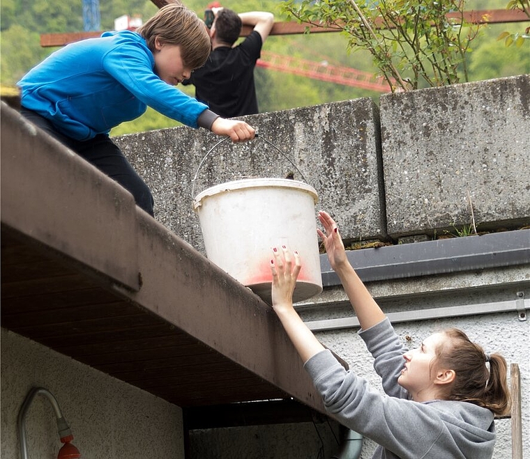 Hilfsbereit und engagiert setzten sich die Jugendlichen im und ums Haus ein. Foto: bs