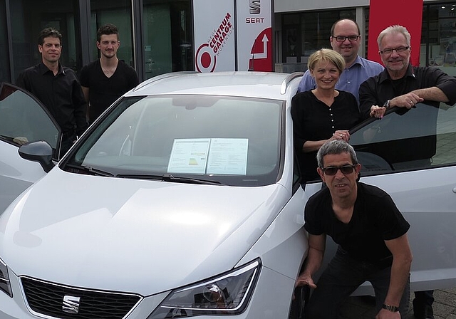 Zurückgekehrt Die Neue Centrum Garage AGhat an der Juchstrasse 1 wiedereröffnet mit dem neuen alten Team. Stehend v.l.: Stefan Mathys (Inhaber/Geschäftsleiter), Roman Darnay (Automechaniker), Gaby Linde (Administration), Bruno Gloor (Kundenberater