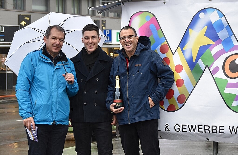 Trotz Wetterpech gute Laune: (v.l.) Heinz Anner, OK offener Sonntag, Dominique Anner und Stefan Biedermann, HGV-Co-Präsidium. (Simone Plüss-Biedermann)
