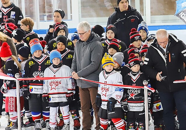 Um Punkt 12 Uhr versammelten sich die Gemeinderäte und die Kinder, um das Band durchzuschneiden.
