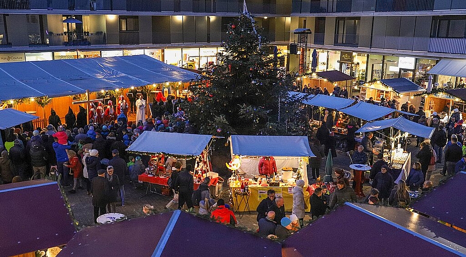 Nach dem Chlauseinzug wurde am Samstag das Adventsdörfli vom Handels- und Gewerbeverein eröffnet. Gaby Kost
