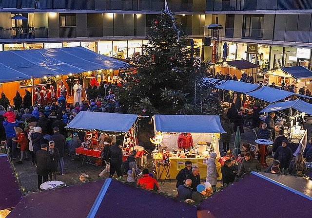 Nach dem Chlauseinzug wurde am Samstag das Adventsdörfli vom Handels- und Gewerbeverein eröffnet. Gaby Kost
