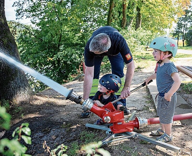 Bedienen gekonnt die Spritzanlage an der Limmat: Der 2-jährige Nilas (r.) und sein Bruder Vitus (4). gk