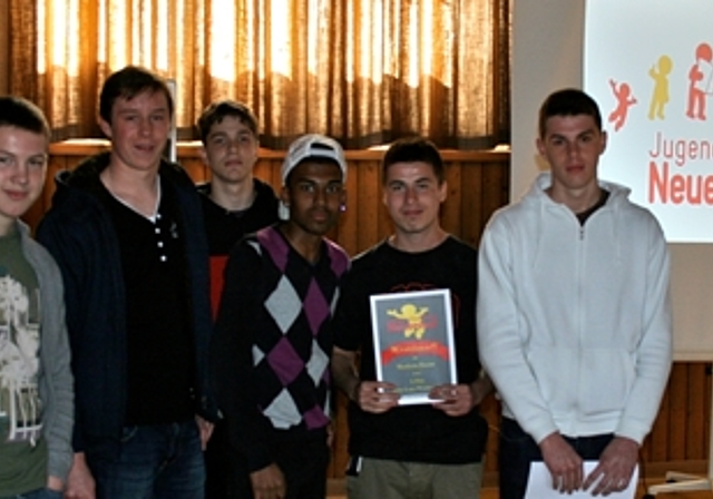 Glückliche Gewinner: Im Hintergrund das Gewinnerlogo von Fabian Fleischli und Patrick Hristov (2. und 3. v.l.). Foto: ska