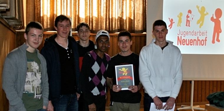 Glückliche Gewinner: Im Hintergrund das Gewinnerlogo von Fabian Fleischli und Patrick Hristov (2. und 3. v.l.). Foto: ska