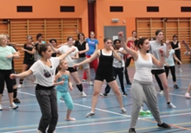 Neuenhoferinnen und Neuenhofer können sich am 7. und 9. Mai beim Nordic Walking, Zumba oder Aerobic sportlich betätigen. Foto: zVg