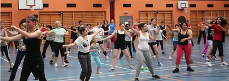 Neuenhoferinnen und Neuenhofer können sich am 7. und 9. Mai beim Nordic Walking, Zumba oder Aerobic sportlich betätigen. Foto: zVg