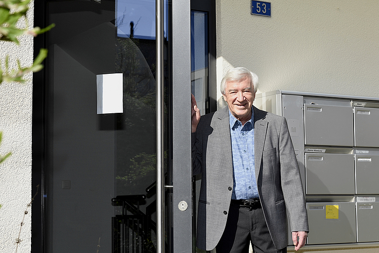 Der parteilose Gemeinderatskandidat Erhard Fricker vor seinem Wohnhaus: «Nicht nur meine eigene Meinung zählt.»Alexander Wagner
