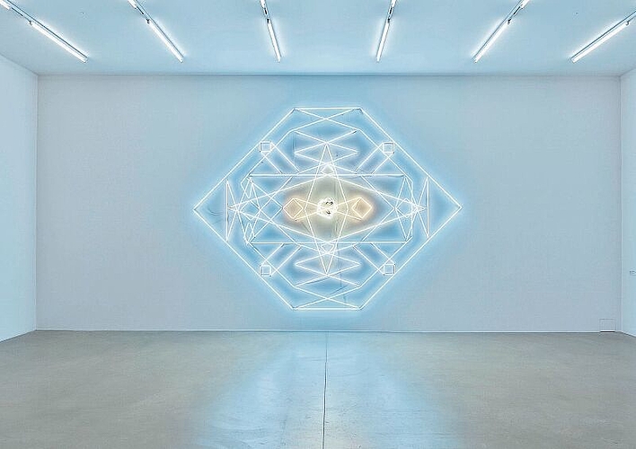 Die Neoninstallation von Mai-Thu Perret namens Untitled (after no. 067). Bild: zVg/Conradin Frei)