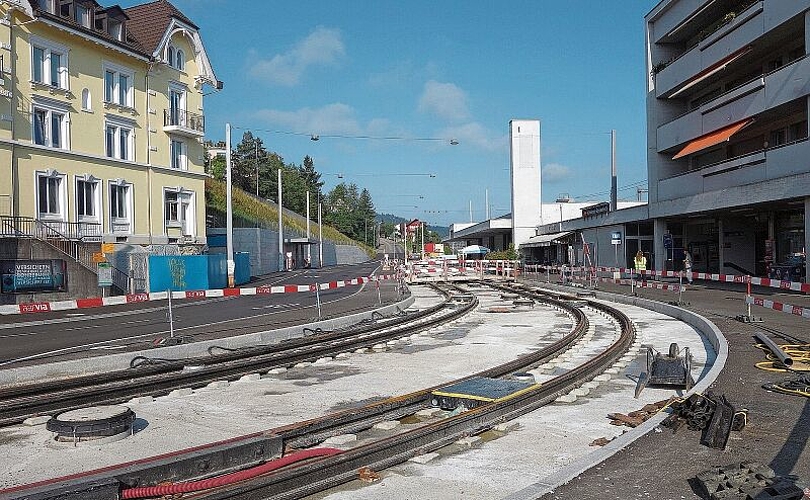 Vor dem Bahnhof fehlt noch der Deckbelag zwischen den Geleisen