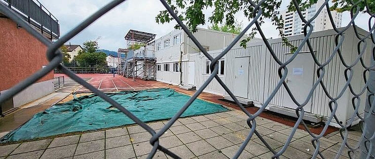 Das Bez-Provisorium auf dem roten Platz. Ab dem Schuljahr 2023/2024 ersetzen es neue Container bei der Laufbahn. zVg