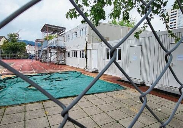 Das Bez-Provisorium auf dem roten Platz. Ab dem Schuljahr 2023/2024 ersetzen es neue Container bei der Laufbahn. zVg