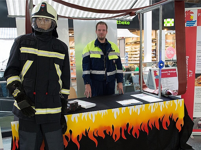Die Feuerwehr <em>ist auch vor Ort. bsc</em>
