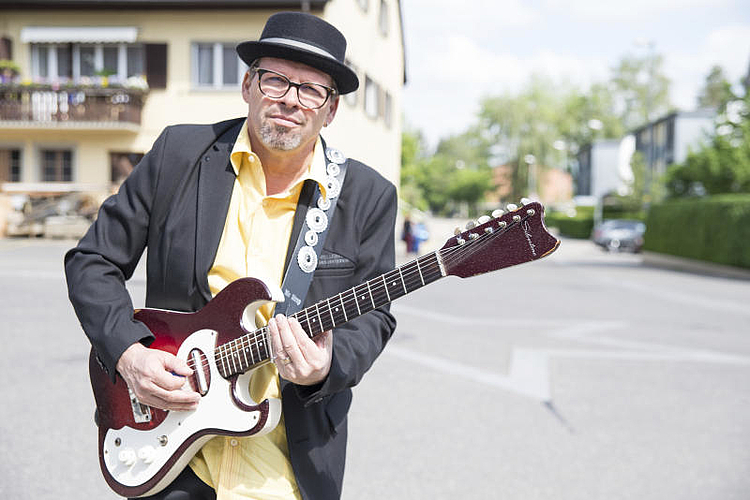 Auf dem Sternenplatz in Spreitenbach: Baschung und seine Gitarre.
