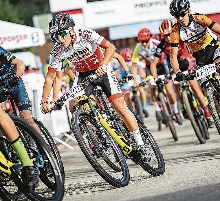 Der Killwangener Mountainbiker Fadri Bernet (Mitte) an den diesjährigen U17-Schweizer Meisterschaften. zVg