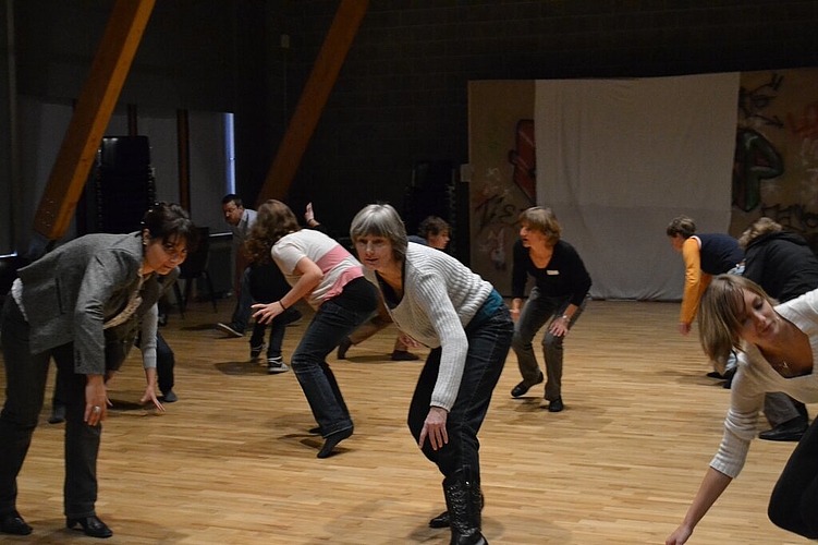 Aufwärmübungen bei der offenen Theaterprobe, bevor es dann ans Theaterspielen geht. Aufwärmübungen bei der offenen Theaterprobe, bevor es dann ans Theaterspielen geht.